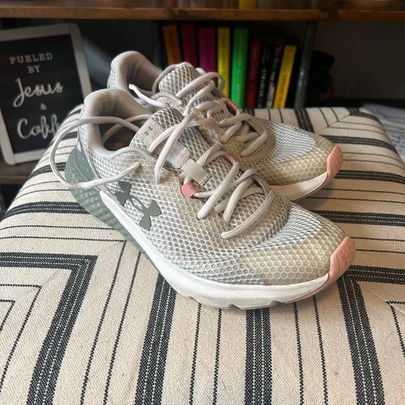 Women’s Under Armour tennis shoes - Picture 1 of 9